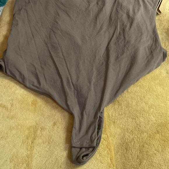 SKIMS NWT Fits Everybody Square Neck thong Bodysuit in discontinued Umber🔥 - Picture 3 of 4